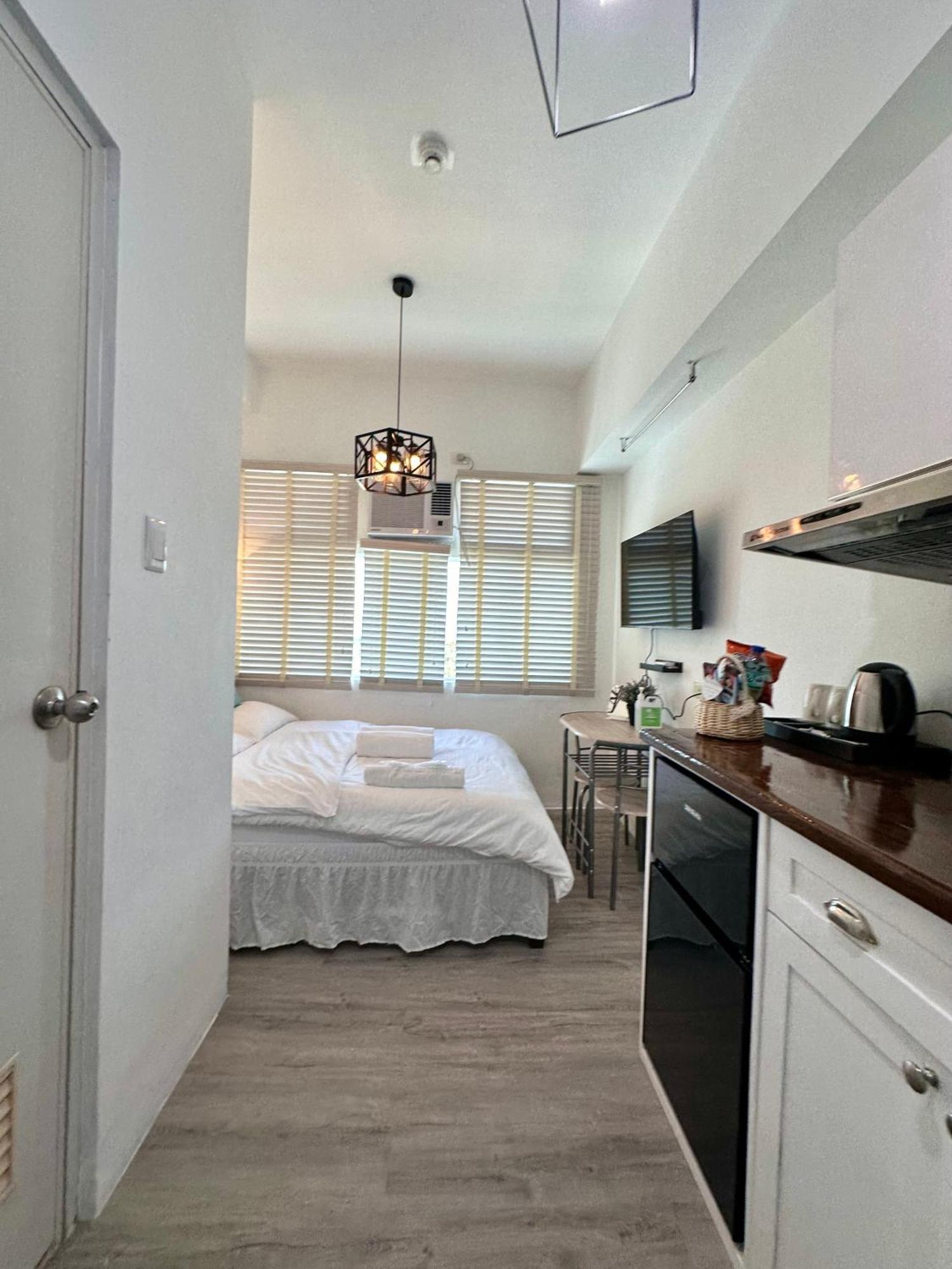 Studio One Condominium, Alabang - Bluu - Fiber Wi-Fi, Netflix-Ready Muntinlupa City Bagian luar foto